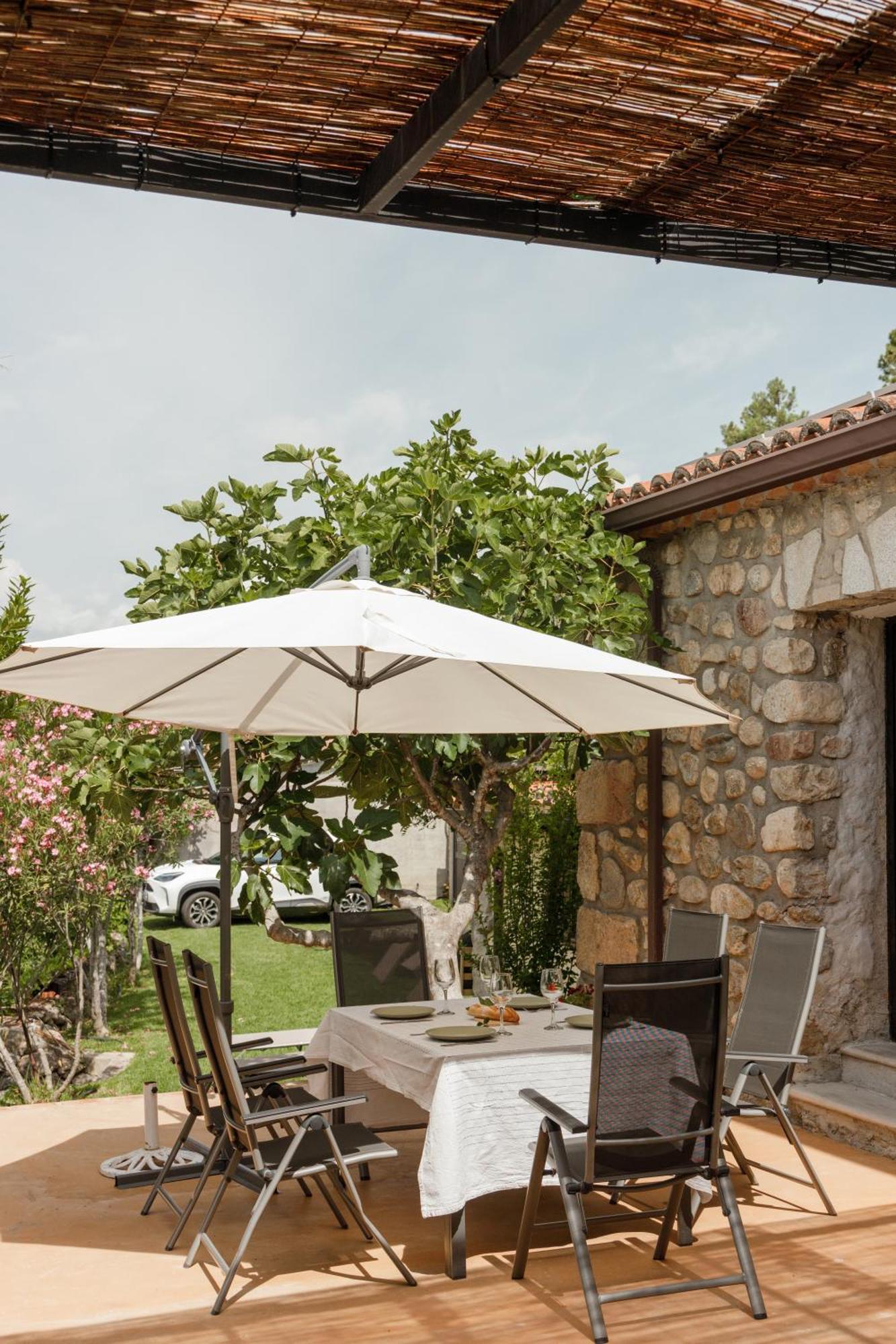 Casa Rural En Candeleda Con Piscina Y Un Maravilloso Jardin المظهر الخارجي الصورة